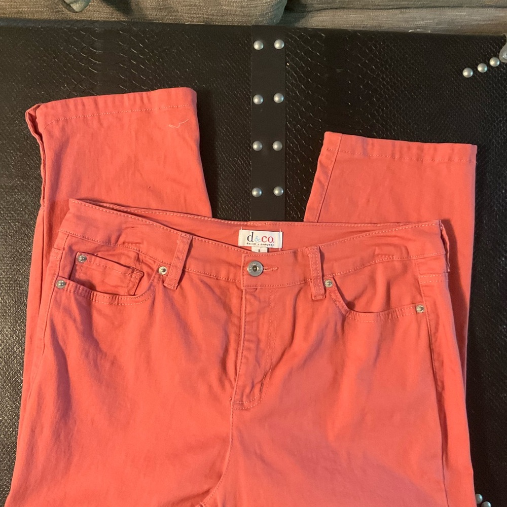 d & co capri pants in size 8. Light rust color.